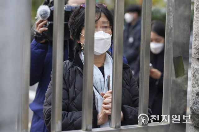 [천지일보=남승우 기자] 2022학년도 대학수학능력시험이 실시된 18일 서울 영등포구 여의도고등학교 고사장을 찾은 한 학부모가 교문 너머에서 양손을 꼭 잡고 기도를 하고 있다. (사진공동취재단) ⓒ천지일보 2021.11.18