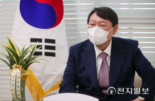 [천지일보=박준성 기자] 국민의힘 윤석열 대선후보가 15일 오후 서울 여의도 국민의힘 당사에서 이철희 청와대 정무수석으로부터 문재인 대통령이 보낸 대선후보 선출 축하난을 받은 후 대화를 나누고 있다. ⓒ천지일보 2021.11.15