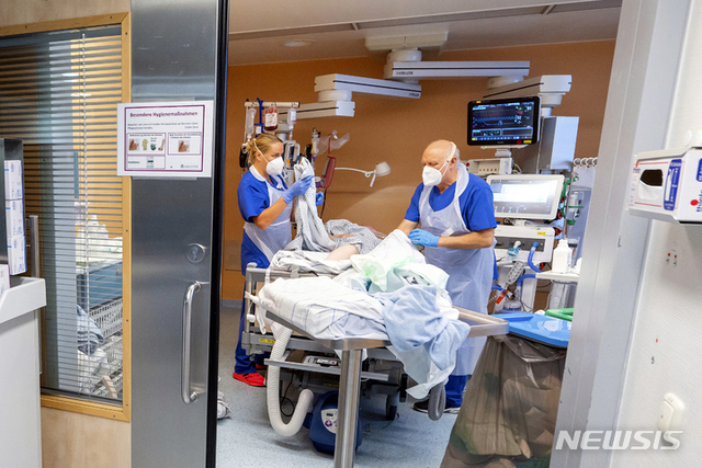 4일(현지시간) 독일 뮌헨의 아슬레피오스 클리닉 중환자실에서 의료진이 코로나19 환자를 치료하고 있다. (출처: 뉴시스)