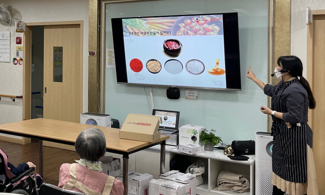 CJ프레시웨이 소속 전문 셰프가 지난 17일 인천광역시 서구에 위치한 요양원에서 어르신들을 대상으로 쿠킹클래스를 진행하고 있다. (제공: CJ프레시웨이)