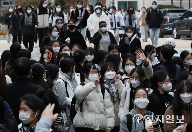 [천지일보=남승우 기자] 2022학년도 대학수학능력시험이 치러진 18일 오후 서울 종로구 덕성여자고등학교에 마련된 고사장에서 수능을 마친 수험생들이 나오고 있다. ⓒ천지일보 2021.11.18