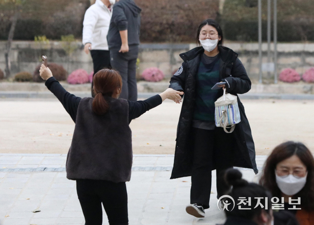 [천지일보=남승우 기자] 2022학년도 대학수학능력시험이 치러진 18일 오후 서울 종로구 덕성여자고등학교에서 수능을 마친 수험생이 나오고 있다. ⓒ천지일보 2021.11.18