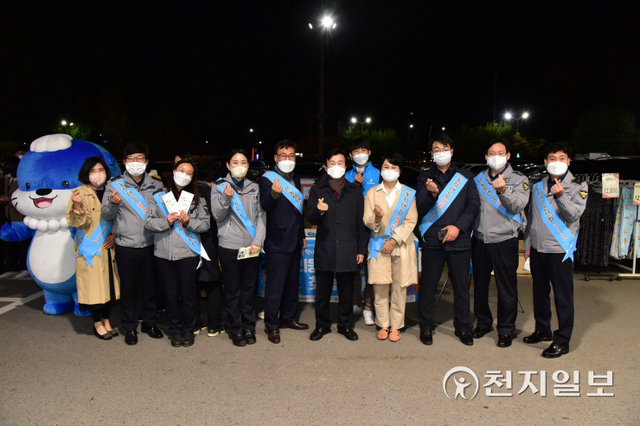 조규일 진주시장을 비롯한 경찰서·경남서부아동보호전문기관 관계자들이 지난 17일 차 없는 거리에서 아동보호 캠페인을 마치고 기념촬영을 하고 있다. (제공: 진주시) ⓒ천지일보 2021.11.18