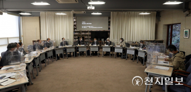 [천지일보=남승우 기자] 대선을 앞두고 일부 한국 개신교의 정치편향적 행태가 최근 또다시 도마에 올랐다. 이런 가운데 교계 내부에서도 정치와의 밀월관계를 끊어내고, 지난 역사와 과오를 성찰할 때라는 자성의 목소리가 나오고 있다. 사진은 기독교윤리실천운동과 크리스천아카데미가 지난 16일 서울 종로구 대화의집에서 ‘대선 정국, 기독교’ 를 주제로 2021년 하반기 대화모임을 진행하고 있는 모습.