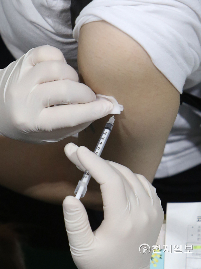 [천지일보=남승우 기자] 신종 코로나바이러스 감염증(코로나19) 백신 접종 완료자가 전체 인구의 39%를 넘어선 가운데 시민들이 13일 오후 서울 서대문구 북아현문화체육센터에 마련된 코로나19 예방접종센터에서 백신 접종을 받고 있다. ⓒ천지일보 2021.9.13