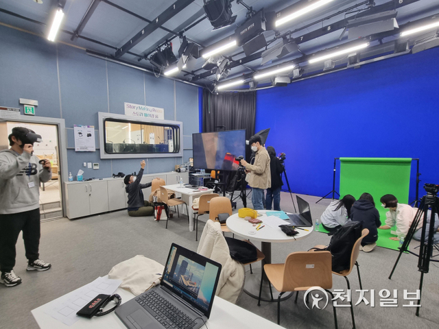 서울 현대고등학교 비즈쿨에서 진행한 크로마키를 활용한 사진제작 프로그램 현장 사진. (제공: 광운대학교) ⓒ천지일보 2021.11.19