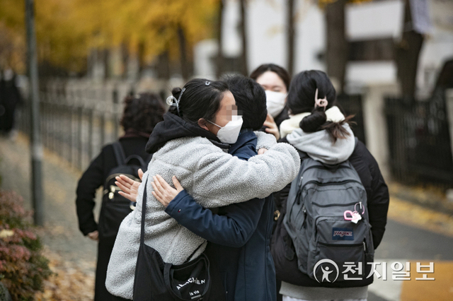 [천지일보=박준성 기자] 2022학년도 대학수학능력시험(수능)일인 18일 오전 서울 여의도여자고등학교에서 수험생 학부모가 시험장에 들어서는 수험생을 응원하고 있다. (사진공동취재단) ⓒ천지일보 2021.11.18