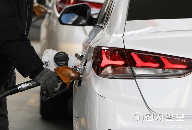 [천지일보=남승우 기자] 유류세가 한시적으로 20% 인하된 12일 오후 서울 금천구 알뜰 명보주유소에서 직원이 주유를 하고 있다. ⓒ천지일보 2021.11.12