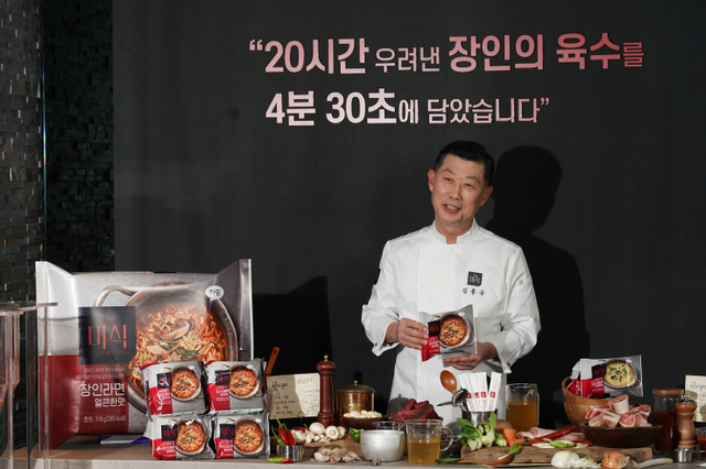 김홍국 하림그룹 회장과 The미식 장인라면. (제공: 하림)