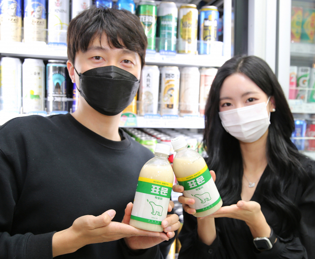 모델들이 GS25에서 표곰 막걸리를 선보이고 있다. (제공: GS리테일)