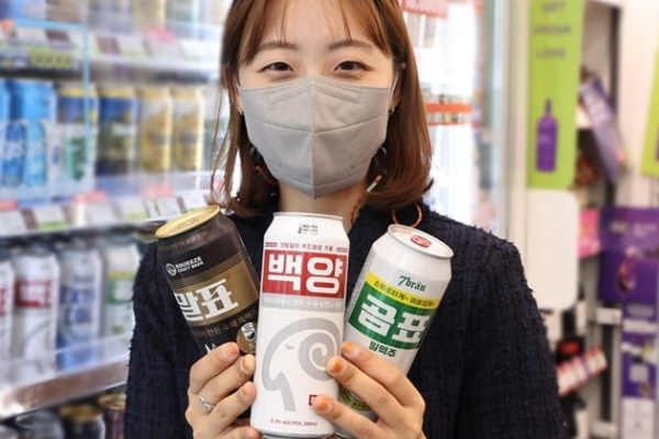 모델이 CU에서 수제 맥주를 선보이고 있다. (제공: BGF리테일)