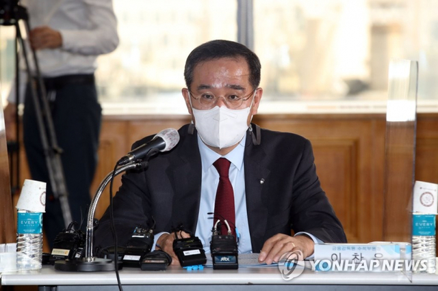 이찬우 금융감독원 수석부원장이 19일 오후 서울 전국은행연합회에서 열린 8개 시중은행 여신담당 부행장과 간담회에서 발언하고 있다. (출처: 연합뉴스)