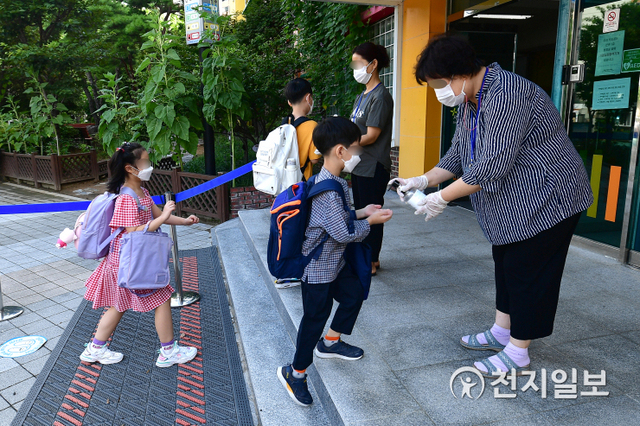 [천지일보=남승우 기자] 초등학교 1,2학년의 2학기 등교수업이 시작된 17일 오전 서울 마포구 성원초등학교에서 학생들이 등교하며 손 소독을 하고 있다. (사진공동취재단) ⓒ천지일보 2021.8.17
