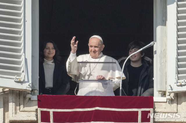 [바티칸시티=AP/뉴시스]프란치스코 교황이 21일 세계 청년의 날을 맞아 성 베드로 광장이 내려다보이는 자신의 작업실 창문에 젊은이들과 나란히 서서 안젤로 정오 기도를 낭송하며 축복을 전하고 있다. 교황은 이날 지구 환경을 보호하기 위한 젊은이들의 노력에 찬사를 보내면서 