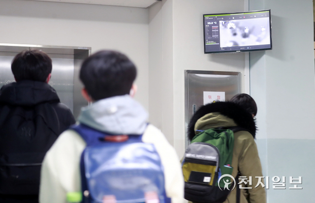 [천지일보=남승우 기자] 신종 코로나바이러스 감염증(코로나19) 사태 이후 2년 만에 전국 유치원과 초·중·고교가 전면 등교를 시작한 22일 오전 서울 용산구 금양초등학교에서 학생들이 등교를 하며 체온 측정을 하고 있다. (사진공동취재단) ⓒ천지일보 2021.11.22