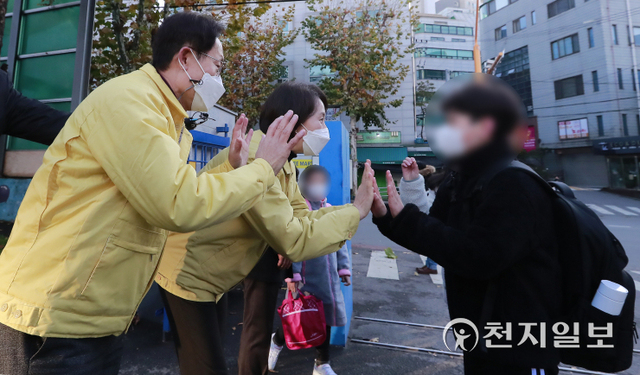 [천지일보=남승우 기자] 신종 코로나바이러스 감염증(코로나19) 사태 이후 2년 만에 전국 유치원과 초·중·고교가 전면 등교를 시작한 22일 오전 서울 용산구 금양초등학교에서 유은혜 교육부 장관 겸 사회부총리(가운데)와 조희연 서울시교육감이 학생들과 인사를 나누고 있다. (사진공동취재단) ⓒ천지일보 2021.11.22