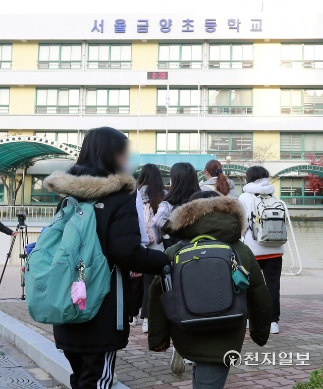 [천지일보=남승우 기자] 신종 코로나바이러스 감염증(코로나19) 사태 이후 2년 만에 전국 유치원과 초·중·고교가 전면 등교를 시작한 22일 오전 서울 용산구 금양초등학교에서 학생들이 등교하고 있다. (사진공동취재단) ⓒ천지일보 2021.11.22
