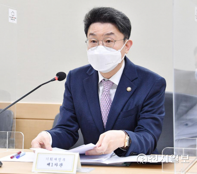 이억원 기획재정부 차관이 22일 정부서울청사에서 열린 '제14차 요소수 수급 관련 범부처 합동 대응 회의'를 주재하고 있다. (제공: 기획재정부) ⓒ천지일보 2021.11.22