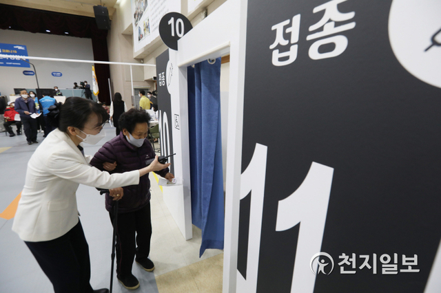 [천지일보=남승우 기자] 만 75세 이상 고령층과 노인시설 입소·종사자를 대상으로 신종 코로나바이러스 감염증(코로나19) 화이자백신 접종이 시작된 1일 오전 서울 성동구청에 마련된 코로나19 예방접종센터에서 한 어르신이 의료진의 부축을 받아 백신 접종실로 이동하고 있다. ⓒ천지일보 2021.4.1