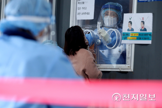[천지일보=박준성 기자] 국내 신종 코로나바이러스 감염증(코로나19) 신규 확진자가 3120명으로 집계된 21일 서울 중구 서울역 광장에 설치된 임시선별검사소에서 의료진이 코로나19 검사를 받는 시민의 검체를 채취하고 있다. ⓒ천지일보 2021.11.22