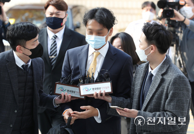 [천지일보=남승우 기자] 전 성남도시개발공사 전략사업실장 정민용씨가 3일 서울 서초구 서울지방법원에서 열린 영장실질심사에 출석하기 위해 법정에 들어서고 있다.  ⓒ천지일보 2021.11.3