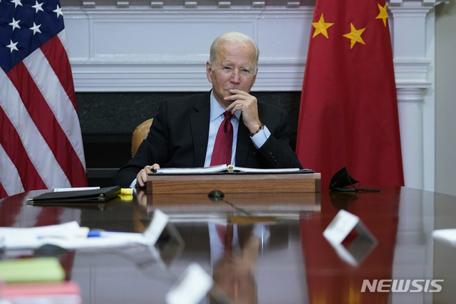 조 바이든 미국 대통령이 15일(현지시간) 백악관 루스벨트 룸에서 시진핑 중국 국가주석과 화상 정상회담을 하면서 시 주석의 발언을 듣고 있다. (출처: 뉴시스)