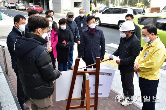 조규일 진주시장이 22일 천수교-신안현대아파트 간 보도 개설공사 현장을 방문해 사업현황을 점검하고 관계자들을 격려하고 있다. (제공: 진주시) ⓒ천지일보 2021.11.22