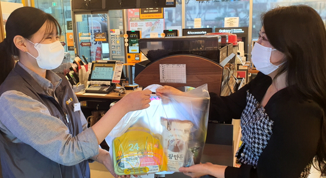 고객이 픽업서비스로 주문한 상품을 이마트24에서 수령하고 있다. (제공: 이마트24)