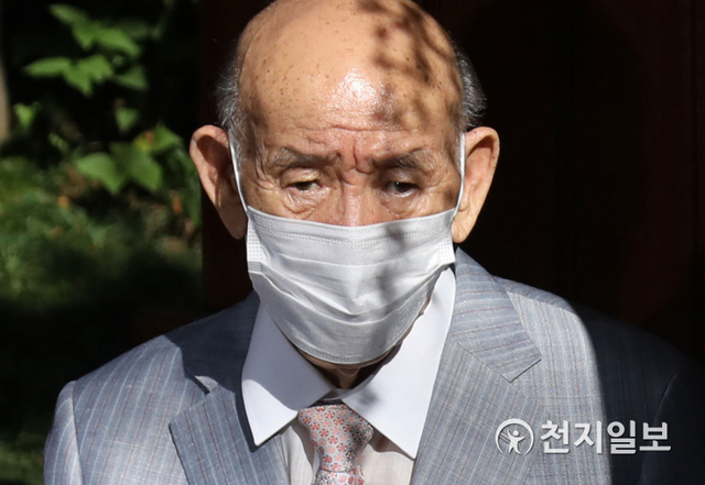 [천지일보=남승우 기자] 5.18 헬기사격을 증언한 고(故) 조비오 신부에 대한 사자명예훼손 혐의로 1심에서 유죄 판결을 받은 전두환 전 대통령이 9일 오전 광주지방법원에서 열리는 항소심에 출석하기 위해 서울 서대문구 연희동 자택을 나서던 중 취재진을 바라보고 있다.  ⓒ천지일보 2021.8.9