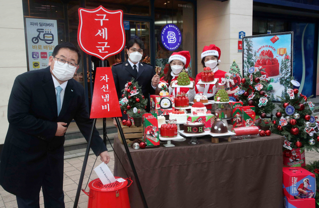파리바게뜨가 ‘구세군 1호 성금 전달식’을 진행한 가운데 참석자들이 기념사진을 찍고 있다. (제공: 파리바게뜨)