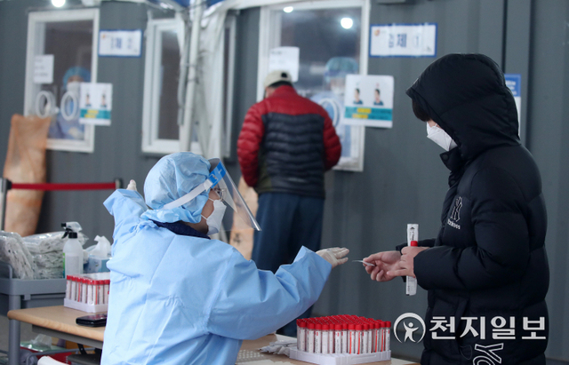 [천지일보=박준성 기자] 국내 신종 코로나바이러스 감염증(코로나19) 신규 확진자가 3120명으로 집계된 21일 서울 중구 서울역 광장에 설치된 임시선별검사소에서 의료진이 시민들의 코로나19 검사 접수를 안내하고 있다. ⓒ천지일보 2021.11.21
