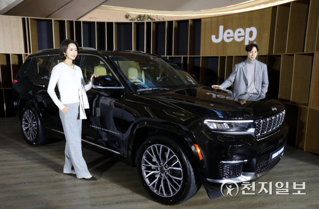 [천지일보=남승우 기자] 지프(Jeep)가 23일 서울 잠실 롯데월드몰 아트리움에서 열린 미디어행사에서 아시아 최초로 출시된 브랜드 최초 3열 프리미엄 대형 SUV ‘올 뉴 그랜드 체로키 L(ALL-NEW GRAND CHEROKEE L)’을 선보인 가운데 모델들이 포즈를 취하고 있다. ⓒ천지일보 2021.11.23