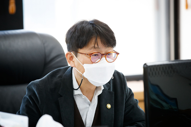 [서울=뉴시스] 도규상 금융위원회 부위원장이 지난달 26일 금융리스크대응반 겸 지표금리개선 추진단 회의를 비대면 화상회의로 진행하고 있다.