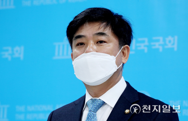 [천지일보=박준성 기자] 더불어민주당 김병욱(정무위 여당간사) 의원이 2일 오전 서울 여의도 국회 소통관에서 가상자산 과세 유예 촉구 기자회견을 마친 뒤 취재진의 질의에 답하고 있다. ⓒ천지일보 2021.11.2