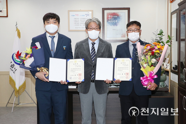 농업회사법인 신화 황휘종 대표와 우리비앤비 박상협 대표이사가 농업·농촌 활성화와 국가 산업발전에 이바지한 공로를 인정받아 국무총리 표창을 받고 유진섭 정읍시장(가운데)과 기념사진을 촬영하고 있다. (제공: 정읍시) ⓒ천지일보 2021.11.23