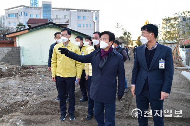 조규일 진주시장이 지난 22일 진주역 소망의 거리 사업현장을 방문해 공사 현장을 점검하고 있다. (제공: 진주시) ⓒ천지일보 2021.11.23
