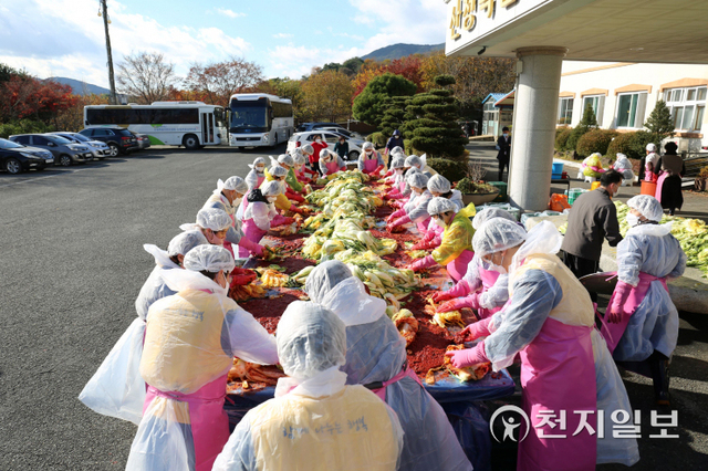 한국남동발전(사장 김회천)의 올해 1·2직급 승진 간부와 KOEN 나눔봉사단이 23일 경남 산청군에서 김장나눔 봉사활동을 펼치고 있다. (제공: 한국남동발전) ⓒ천지일보 2021.11.23