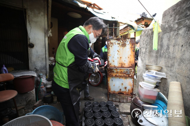 김현준 LH 사장이 경남 진주시 옥봉동에서 주거취약가구에 연탄을 배달하고 있다. (제공: LH) ⓒ천지일보 2021.11.23