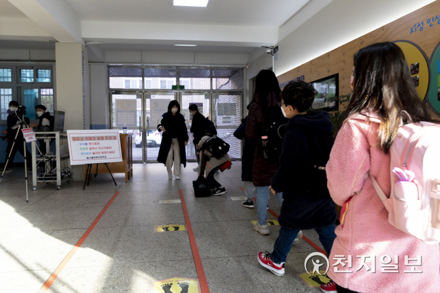 [천지일보=남승우 기자] 신종 코로나바이러스 감염증(코로나19) 사태 이후 2년여 만에 전국의 유치원과 초·중·고교가 전면 등교를 시작한 22일 오전 서울 도봉구 창원초등학교에서 학생들이 등교를 하며 체온을 측정하고 있다. (사진공동취재단) ⓒ천지일보 2021.11.22