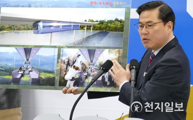 [천지일보 경기=이성애 기자] 유동규 경기관광공사 사장이 6일 경기도청 브리핑 룸에서 임진각평화누리에서 판문점까지 달리는 첨단 ‘평화 모노레일’ 추진을 발표하고 있다. ⓒ천지일보 2019.3.6
