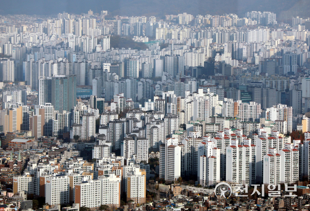 [천지일보=남승우 기자] 주택분 종합부동산세(종부세) 부과 대상자가 작년보다 2배 가까이 늘어 95만명에 육박하는 것으로 나타났다. 절반은 다주택자다. 당초 예상됐던 80만명을 훨씬 웃도는 수치로 올해 집값 상승과 종부세율 인상 등의 영향 때문이다. 기획재정부는 22일 올해 주택분 종부세를 94만 7000명에게 총 5조 7000억원 고지했다고 밝혔다. 지난해와 비교할 때 고지인원은 42.0%(28만명), 고지세액은 216.7%(3조 9000억원) 증가한 셈이다. 사진은 이날 서울 남산에서 바라본 도심 아파트 단지의 모습. ⓒ천지일보 2021.11.22