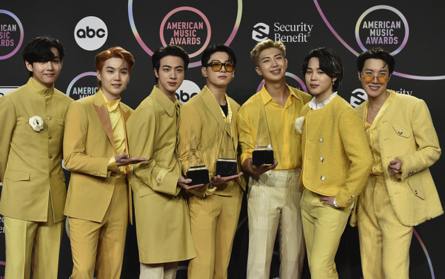 그룹 방탄소년단(BTS)이 21일(현지시간) 미 캘리포니아주 로스앤젤레스의 마이크로소프트 극장에서 열린 ‘아메리칸 뮤직 어워즈(American Music Awards·AMA)’에서 ‘올해의 아티스트’  ‘페이버릿 팝송’ ‘페이버릿 팝 듀오·그룹’ 등 3관왕을 차지한 후 프레스룸에서 포토타임을 갖고 있다. (출처: 뉴시스)