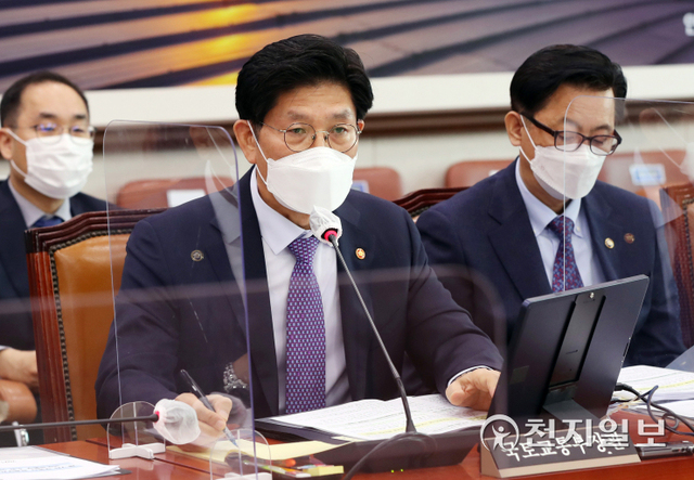 [천지일보=박준성 기자] 노형욱 국토교통부 장관이 21일 서울 여의도 국회에서 열린 국토교통위원회의 국토교통부·행정중심복합도시건설청·새만금개발청에 대한 종합감사에서 질의에 답하고 있다. ⓒ천지일보 2021.10.21
