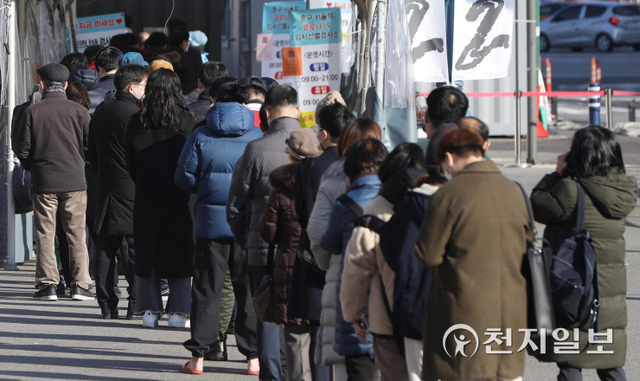[천지일보=남승우 기자] 신종 코로나바이러스 감염증(코로나19) 신규 확진자가 4116명으로 집계되면서 역대 최다이자 처음으로 4000명대를 넘어선 24일 오전 서울역 광장 임시 선별검사소에서 시민들이 코로나19 검사를 받기 위해 길게 줄을 서서 기다리고 있다. ⓒ천지일보 2021.11.24