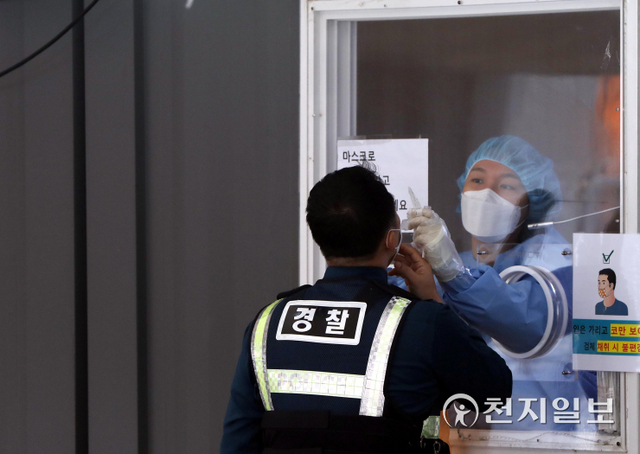 [천지일보=남승우 기자] 신종 코로나바이러스 감염증(코로나19) 신규 확진자가 3212명으로 집계된 20일 서울역 광장 임시 선별검사소에서 경찰이 코로나19 검사를 받고 있다. ⓒ천지일보 2021.11.20