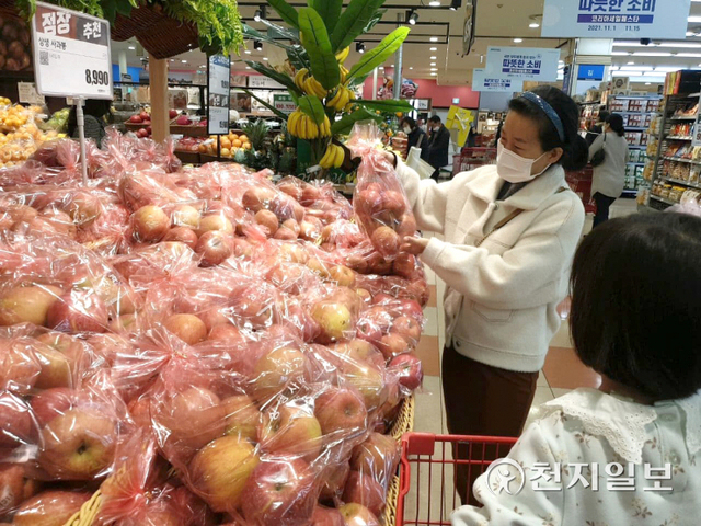 서울 시내 한 대형마트 과일코너에서 시민이 장을 보고 있다. ⓒ천지일보 2021.11.15
