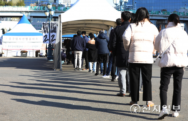 [천지일보=남승우 기자] 신종 코로나바이러스 감염증(코로나19) 신규 확진자가 4116명으로 집계되면서 역대 최다이자 처음으로 4000명대를 넘어선 24일 오전 서울역 광장 임시 선별검사소에서 시민들이 코로나19 검사를 받기 위해 길게 줄을 서서 기다리고 있다. ⓒ천지일보 2021.11.24