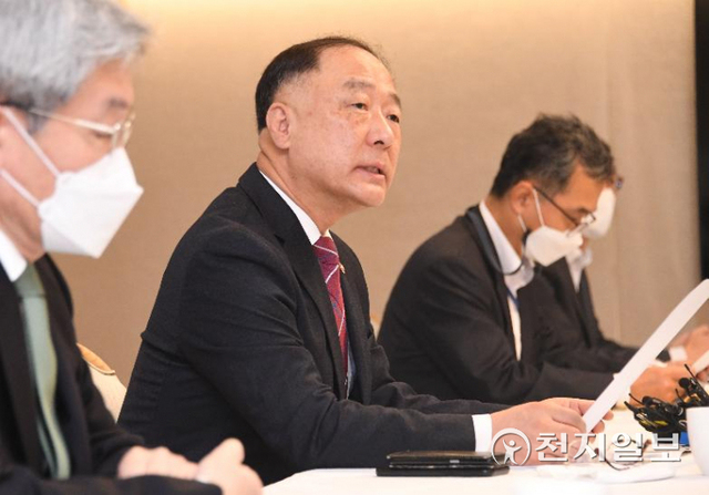 홍남기 경제부총리 겸 기획재정부 장관이 17일 정부서울청사에서 열린 '제33차 부동산시장 점검 관계장관회의'를 주재하고 있다. (제공: 기획재정부) ⓒ천지일보 2021.11.17