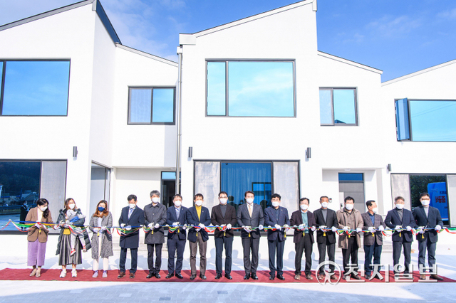 지난 24일 남해군 상주초등학교에 전학하는 학생들과 그 가족들을 위한 ‘공공임대주택 준공식’이 열리고 있다. (제공: 남해군) ⓒ천지일보 2021.11.25
