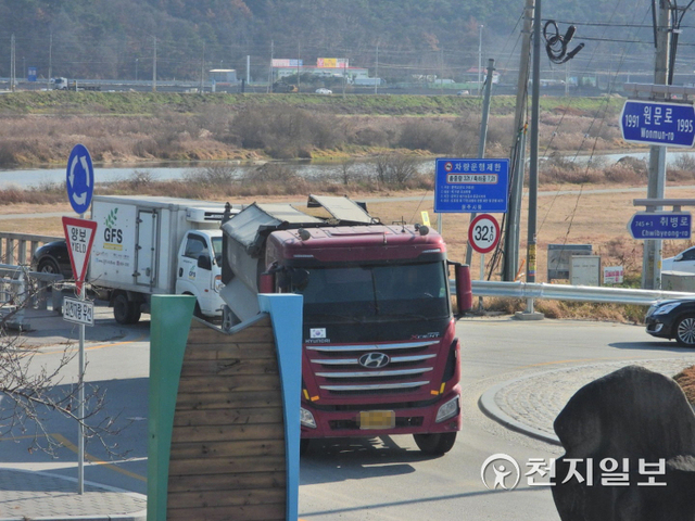 화물차량이 채취된 골재를 가득 싣고 문막읍에서 문막공단 방향으로 문막교를 통과하고 있다. ⓒ천지일보 2021.11.24